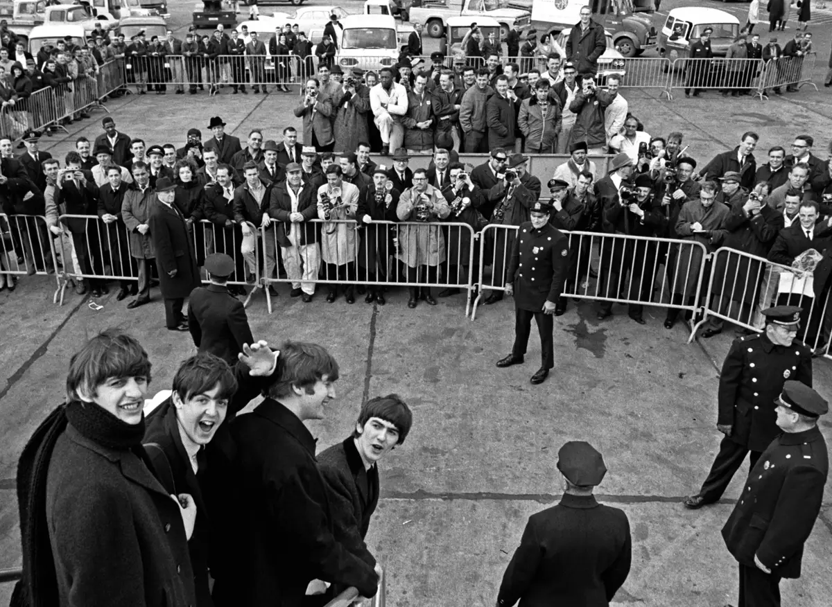 Historisch beeld van mobiele crowd control barrières