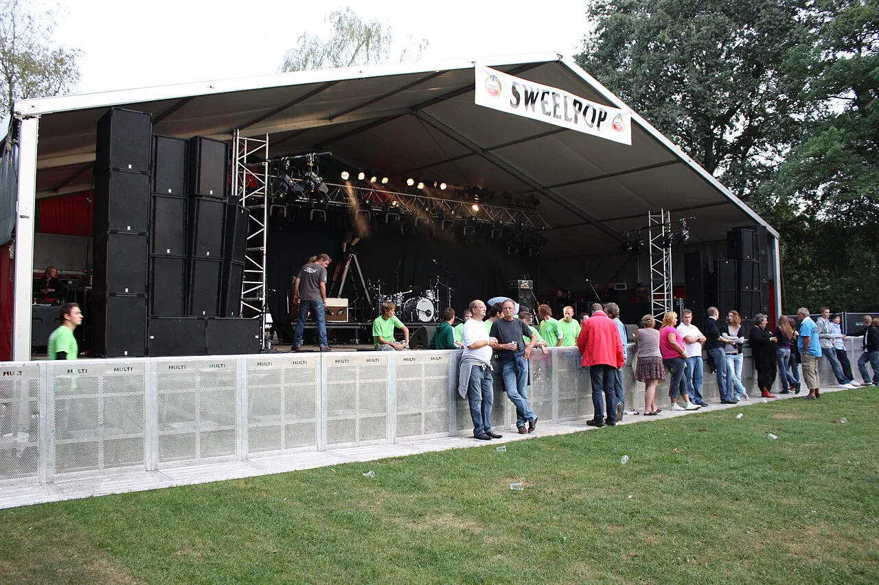 Echte aluminium mojo barriers met vloerplaten voor een festivalpodium