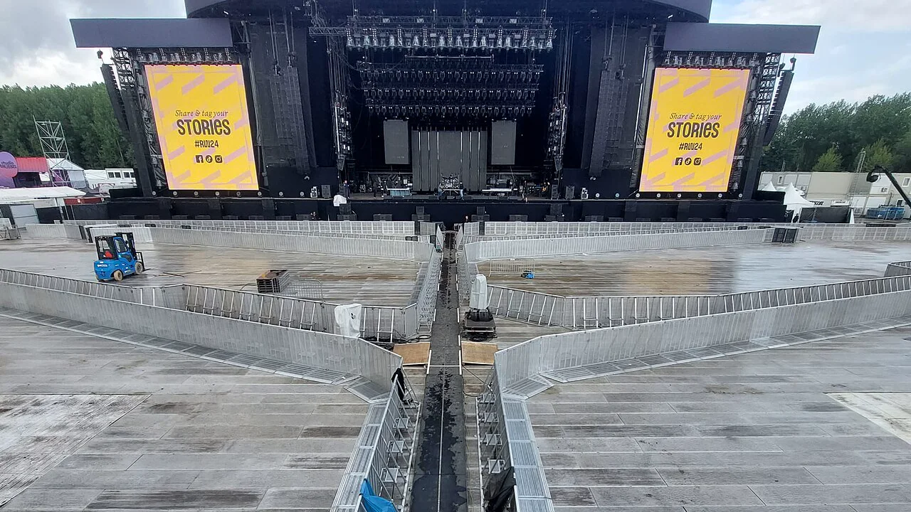 Echte mojo barrier-opstelling voor het hoofdpodium van Rock Werchter