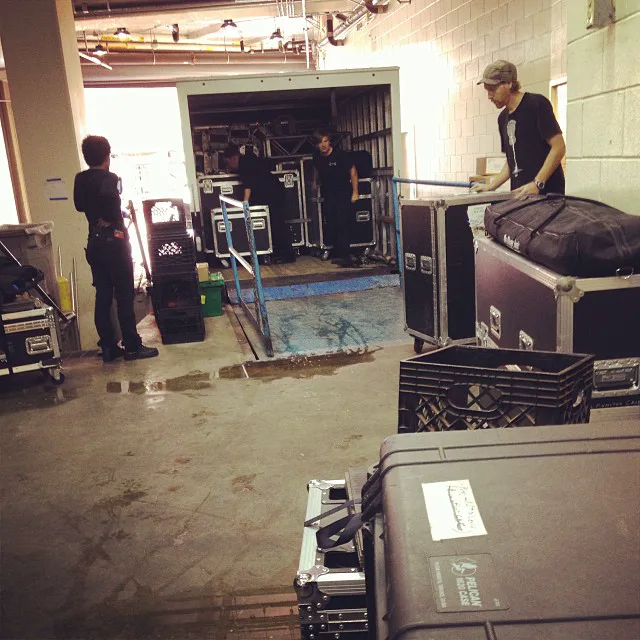 Crew laadt flightcases in een camion tijdens een load-out