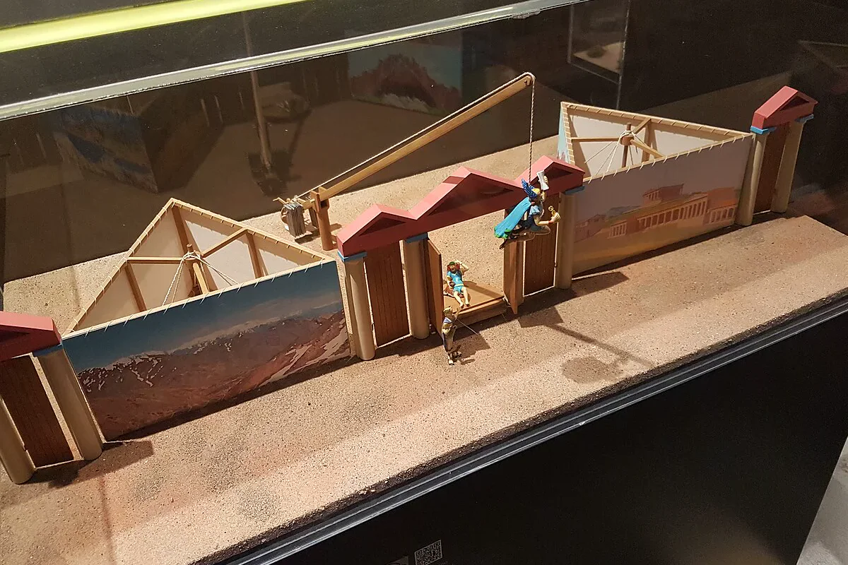 Model van een Oudgriekse deus ex machina met kraan en zwevende god boven het toneel