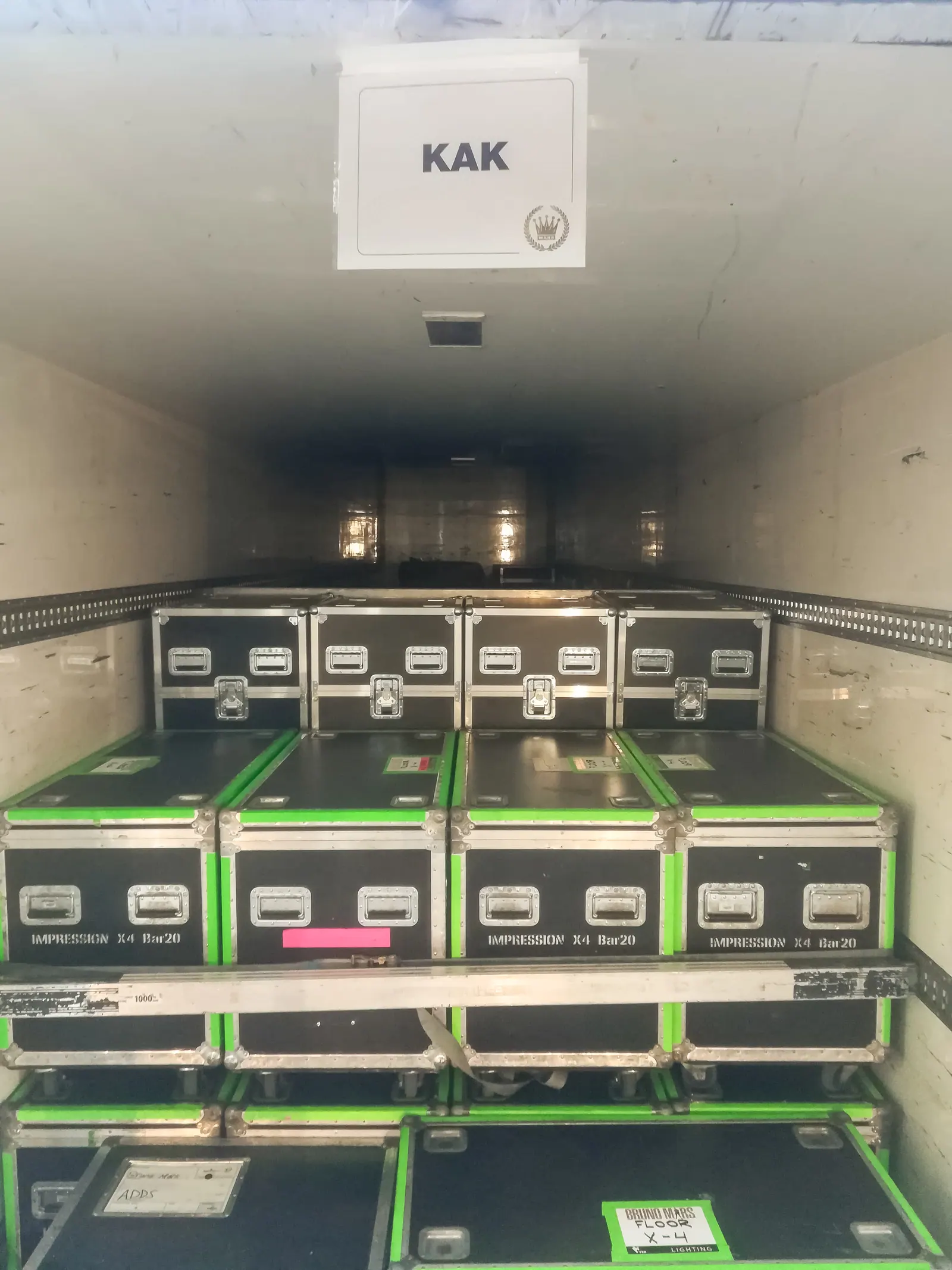 Flightcases geladen in een eventtruck